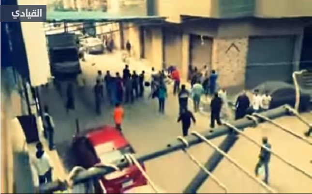 بالفيديو: رجل مصري يحاول ذبح زوجته في الشارع.. شاهد ماذا حدث؟